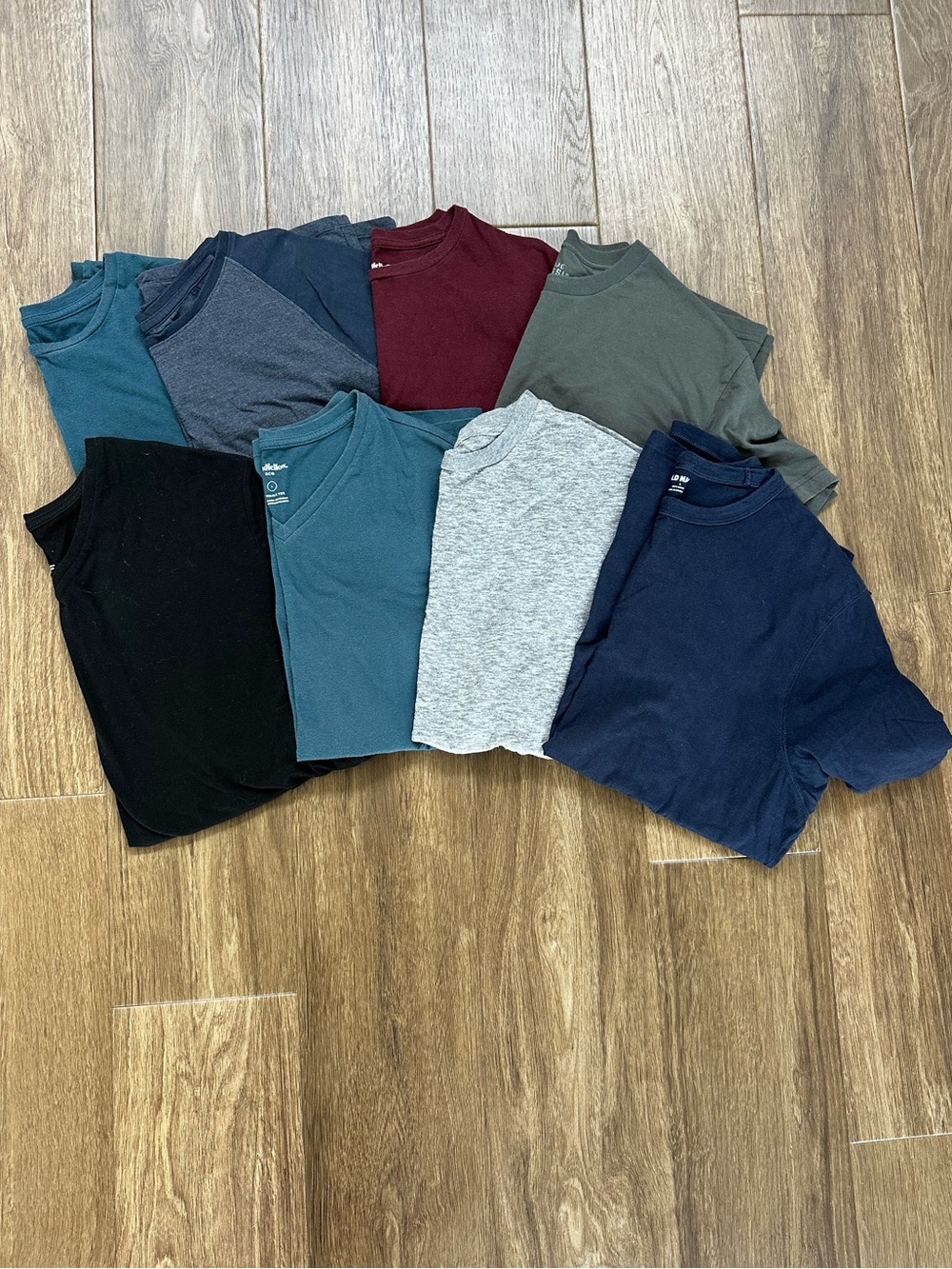 LOT - Men’s Classic Cotton Tees in Large from True Classic, Old Navy, Goodfellow - Picture 2 of 6